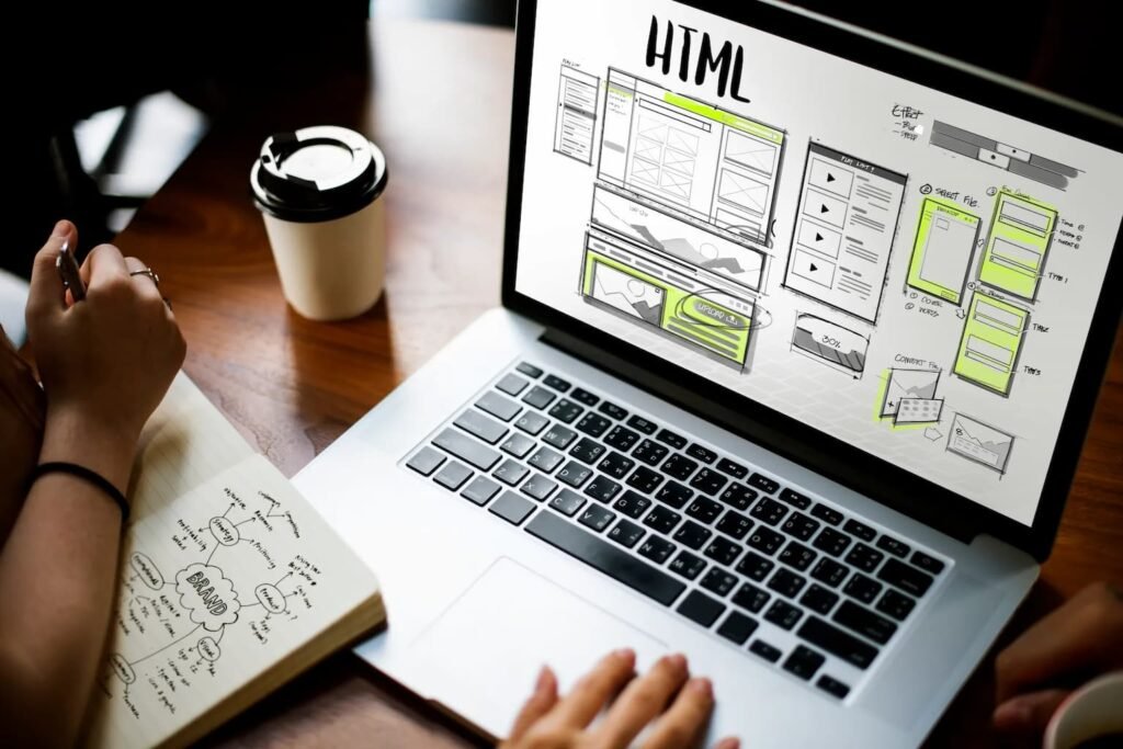 Boceto de estructura web en pantalla y notas para crear página con código QR