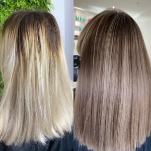 Comparación de cabello antes y después de una corrección de color: de un rubio dañado y contrastado a un tono castaño frío uniforme, suave y brillante.