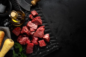 Tabla con cortes de carne roja para maridar con vino