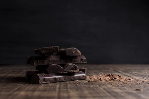 Trozos de chocolate negro sobre tabla de madera para maridar