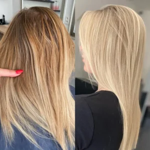 Comparación de cabello antes y después de un tratamiento de coloración y alisado: de un tono rubio desgastado y sin forma a un rubio claro uniforme, brillante y liso.